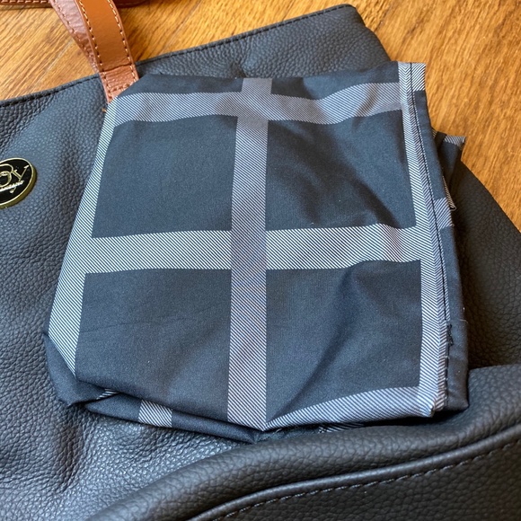 100% LEATHER Tote & Matching Satchel - Picture 5 of 11